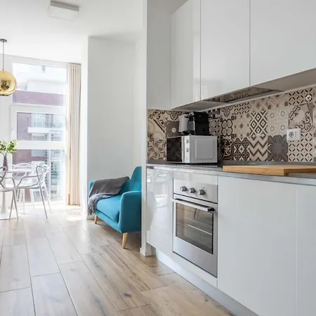 Sunlit 1 Bedroom Via Pirelli Daire